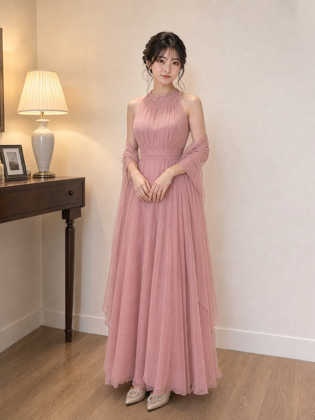 ダスティピンクのロングドレス姿のNightChoice案内役・月島ひより